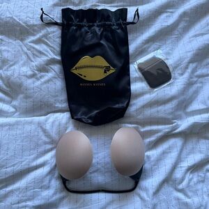 Misses Kisses Shallow Plunge with Petite (S) Biogel Water Resistant Pads - Beige